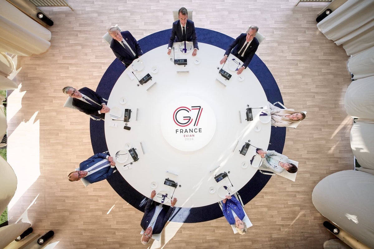 Trump looks awkward in bizarre aerial photo of grinning G7 leaders