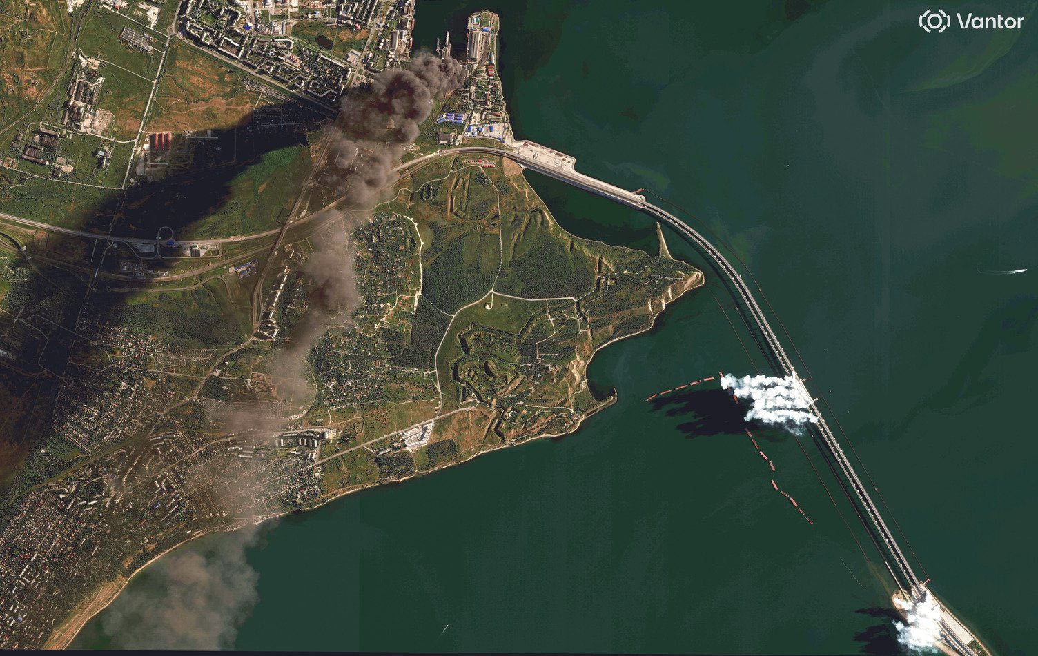 Kerch and the Crimean Bridge during one of the air raids. The bridge was not hit; the Russians only deployed smoke-screening equipment. Source: X.