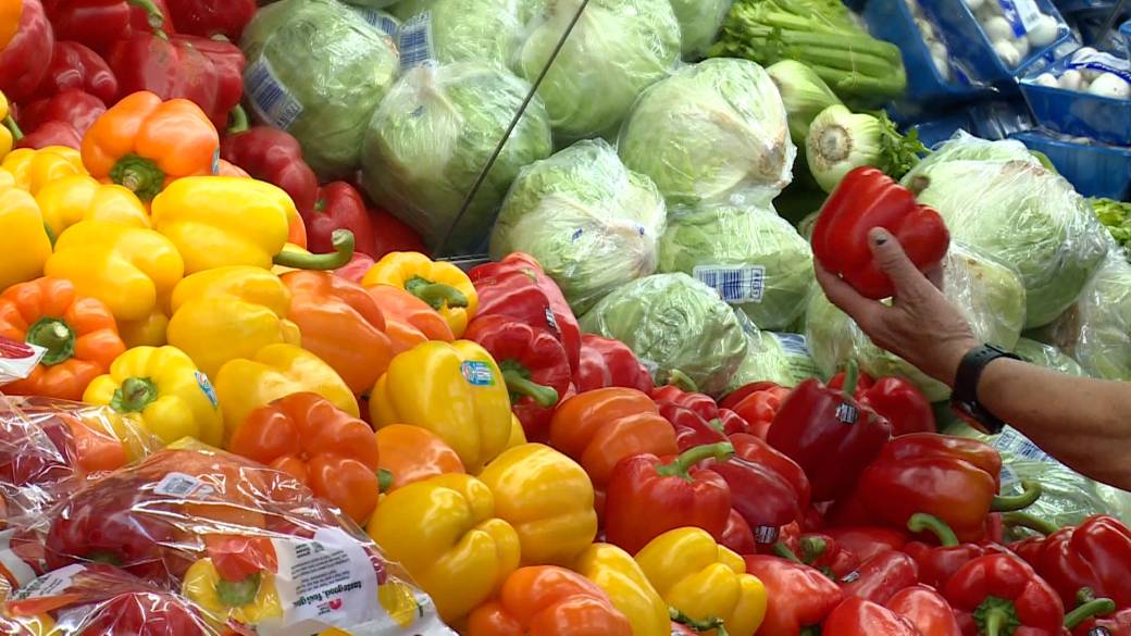 Click to play video: 'Ottawa aims to ease food inflation pain with one-time GST top-up'