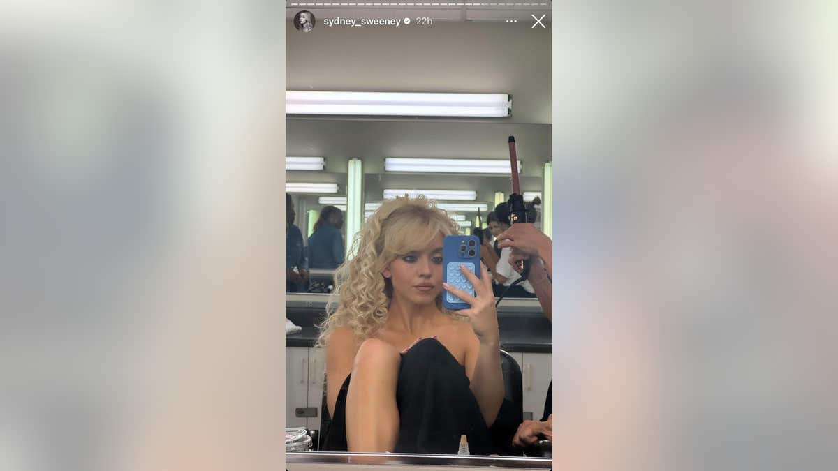 A mirror selfie of Sydney Sweeney in a black outfit