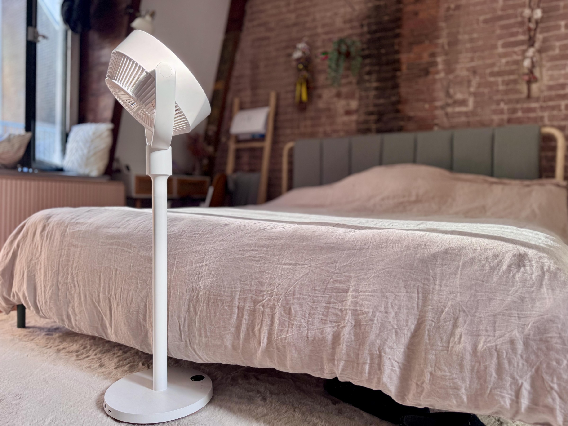 Here it is with both vertical segments assembled to create a 100cm (39.4in) standing fan that can oscillate all around this bedroom. The battery in the base can last through the night.