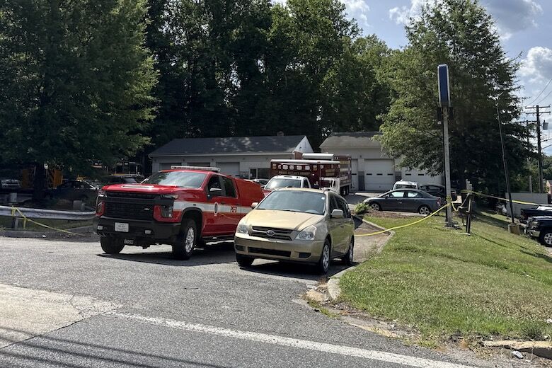 3 dead after small plane crashes near Bowie neighborhood