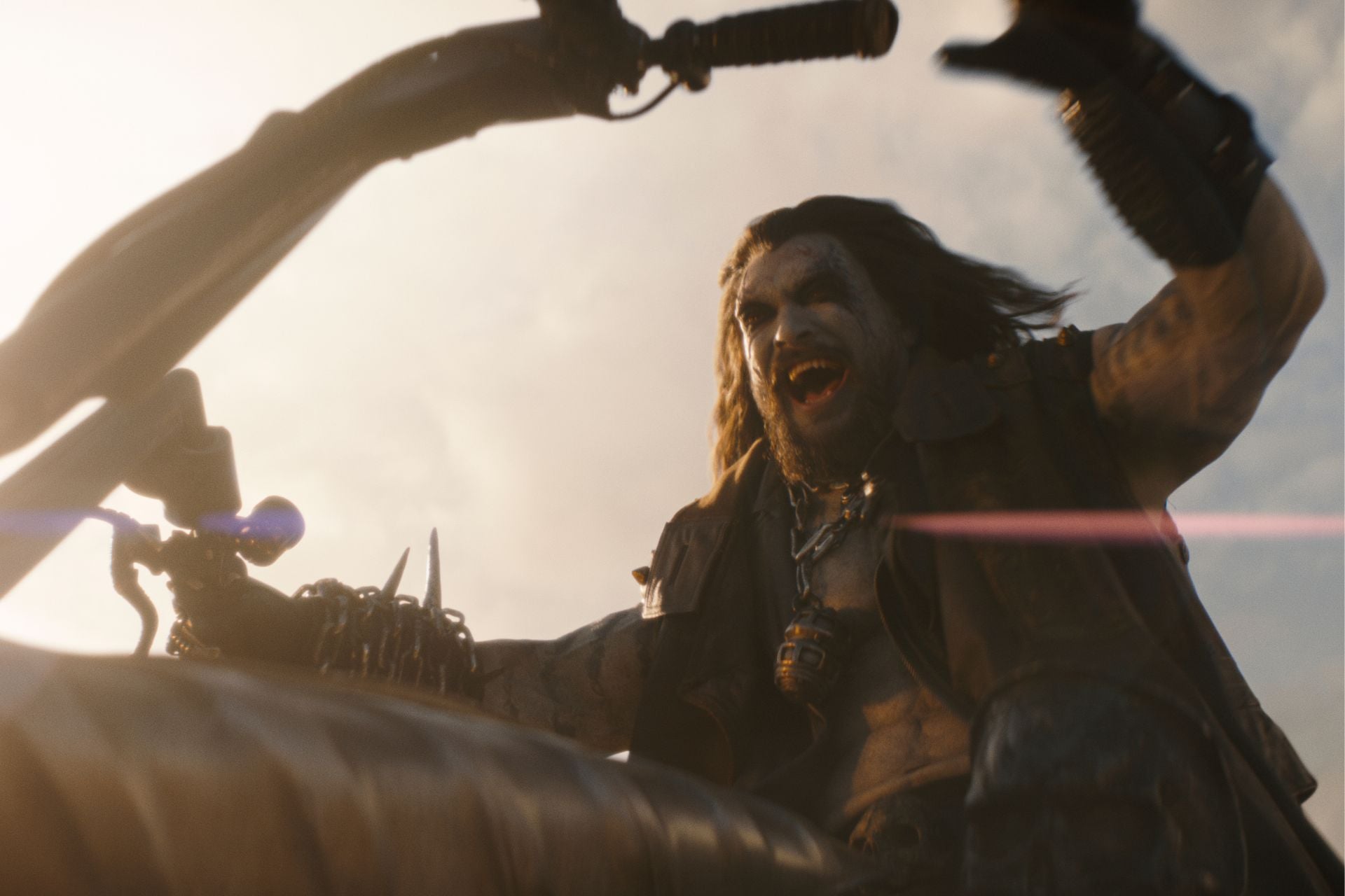 Jason Momoa Lobo Supergirl