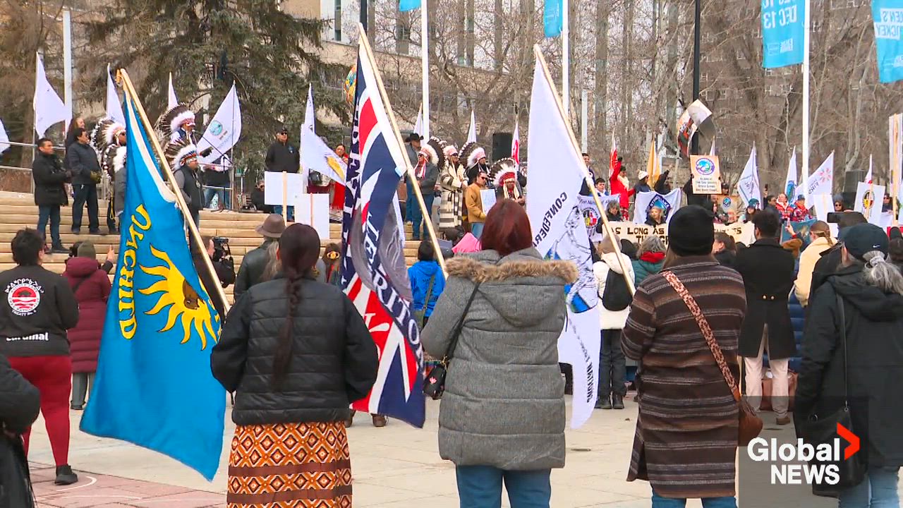 Click to play video: 'Alberta premier Danielle Smith defends separatism referendum'