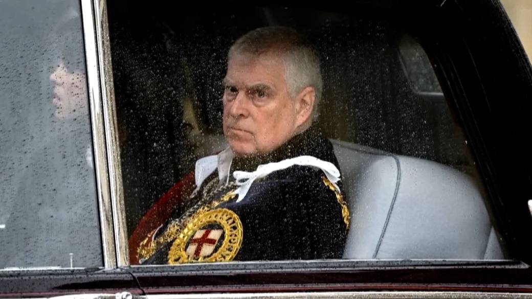 Click to play video: 'Carney says former prince Andrew should be removed from line to throne'
