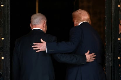 El primer ministro israelí, Benjamín Netanyahu (izquierda), y el presidente de Estados Unidos, Donald Trump (derecha), concluyen una reunión en Mar-a-Lago, la residencia privada de Trump, en diciembre pasado.