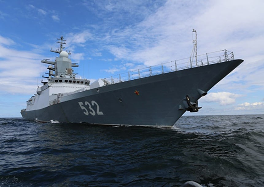 Russian Navy Corvette Escorts Shadow Fleet tankers in the English Channel