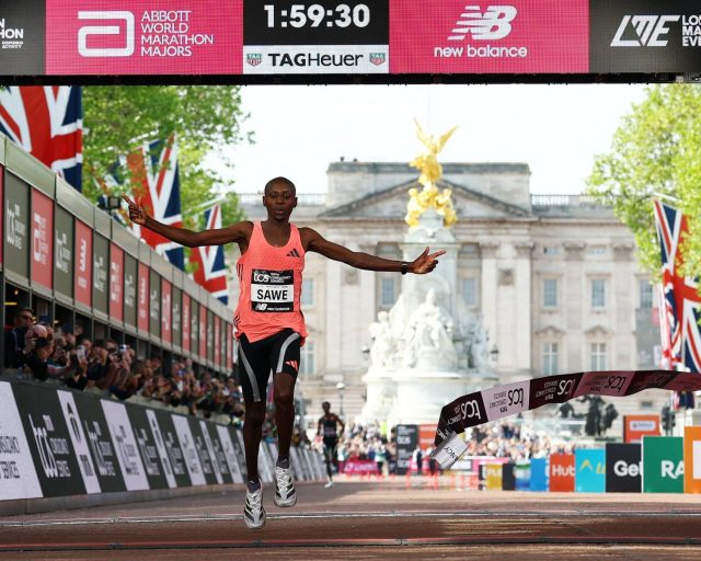 Athletics - London Marathon - London, Britain - April 26, 2026 Kenya's Sabastian Sawe crosses the finish line to win the men's elite race REUTERS/Matthew Childs