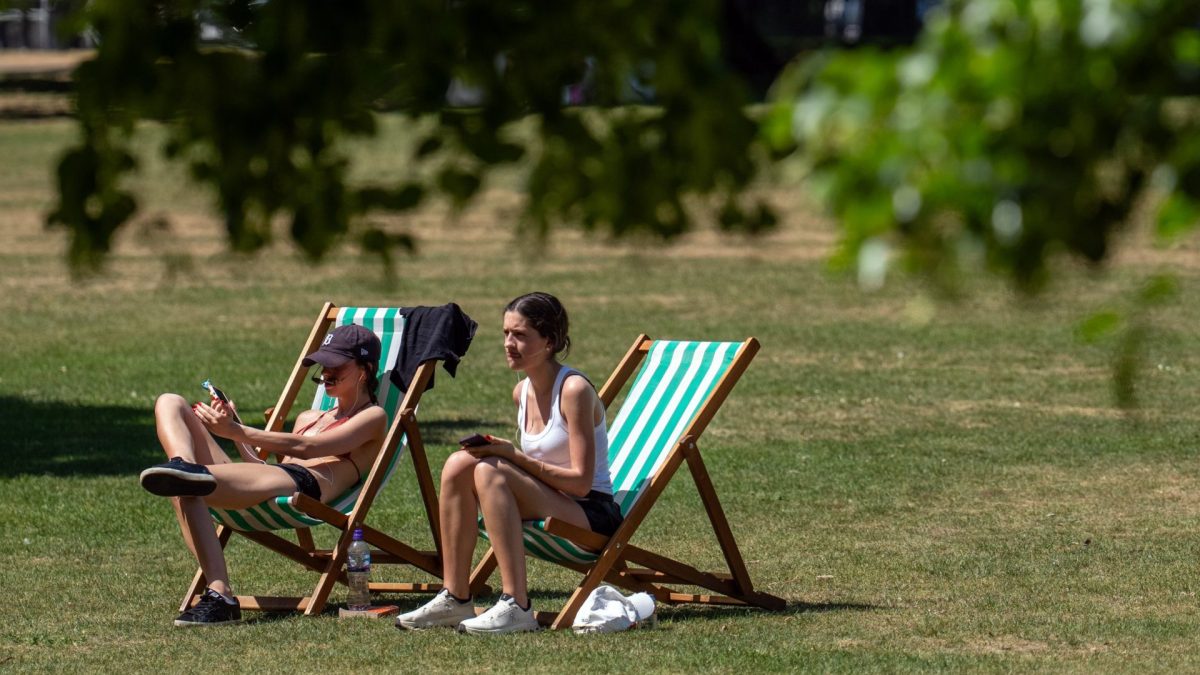 LONDON, ENGLAND - MAY 26: Women relax on deckchairs in St James's Park on May 26, 2026 in London, England. The UK has recoded the hottest May temperature on record with a blistering 34.8??C registered at Kew Gardens. Overnight temperatures also reached a record-breaking 21.3??C, marking the country's first-ever spring "tropical night." This extreme heatwave has triggered Amber Heat-Health Alerts across central and southern England. (Photo by Carl Court/Getty Images)