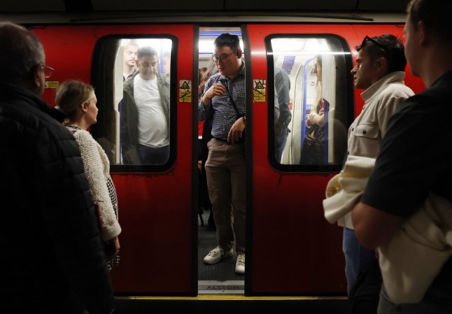 epa13014925 Commuters on the Northern Line in London, Britain, 04 June 2026. A second twenty-four-hour strike has begun on the London Underground, suspending multiple Underground lines. Underground drivers are striking over a dispute about the introduction of a trial of a 35-hour, four-day working week by Transport for London (TfL), which the Rail, Maritime and Transport Union (RMT) says raises concerns about the fatigue it may cause for drivers. EPA/ANDY RAIN