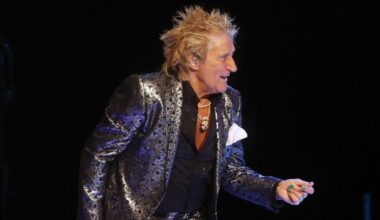 Rod Stewart, 81, forced to use oxygen tank onstage after he almost faints mid-concert