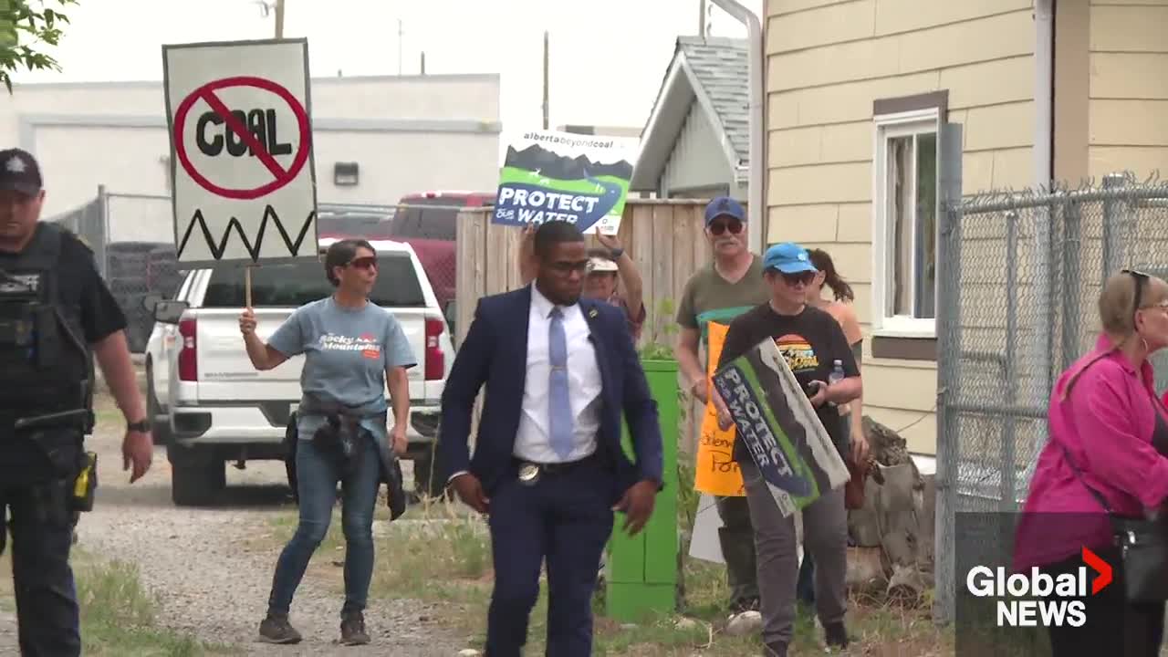 Click to play video: 'Alberta Premier Danielle Smith addresses coal concerns during town hall'
