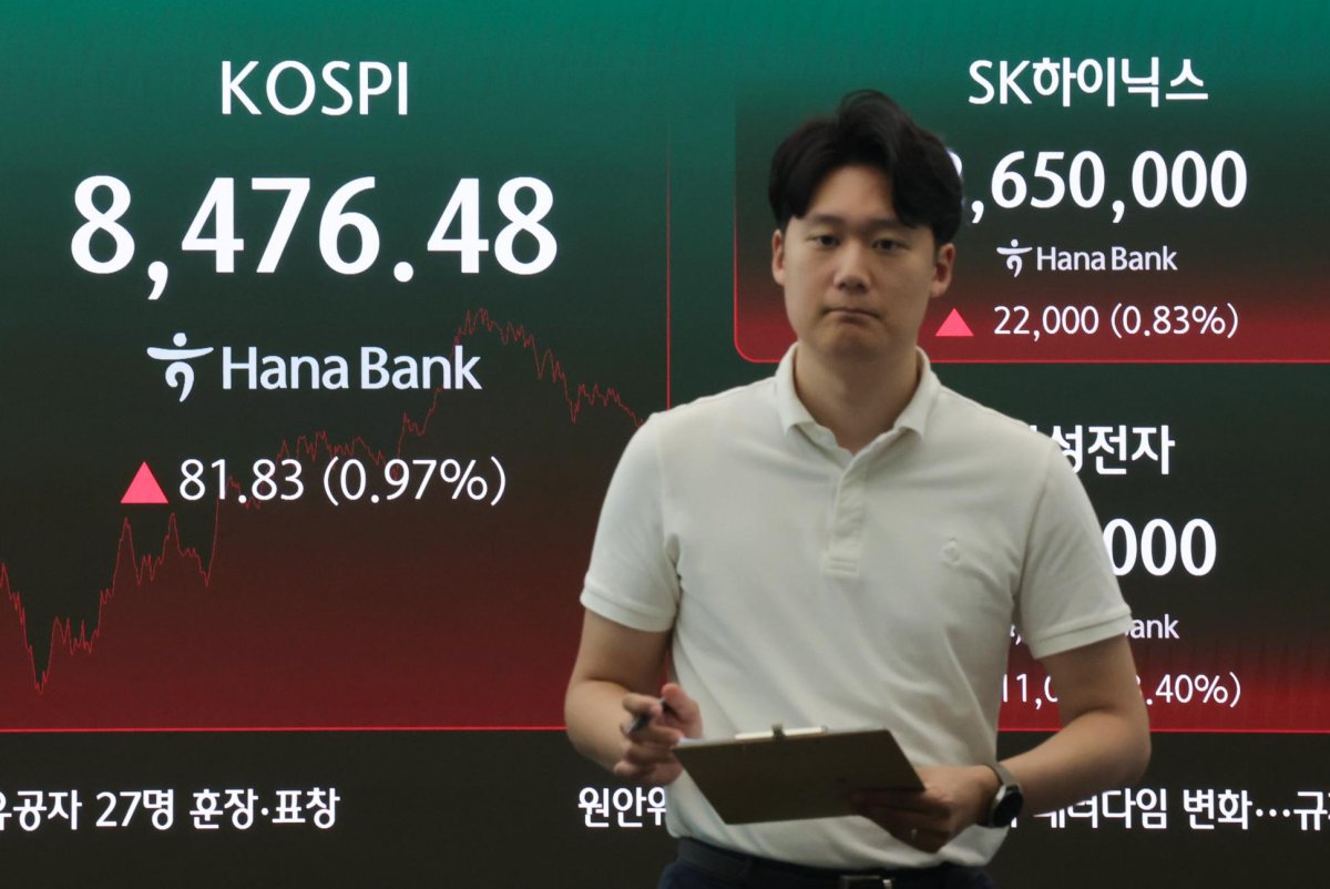 Seoul shares rise nearly 1 pct on tech gains, with upcoming U.S.-Iran talks in focus