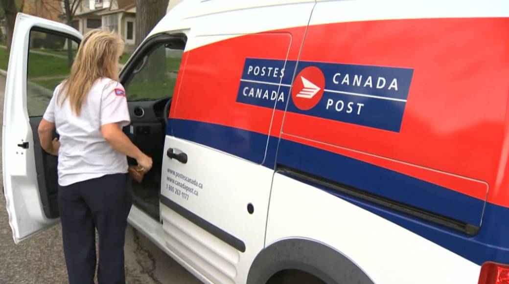 Click to play video: 'Canada Post workers protest changes to mail delivery service'