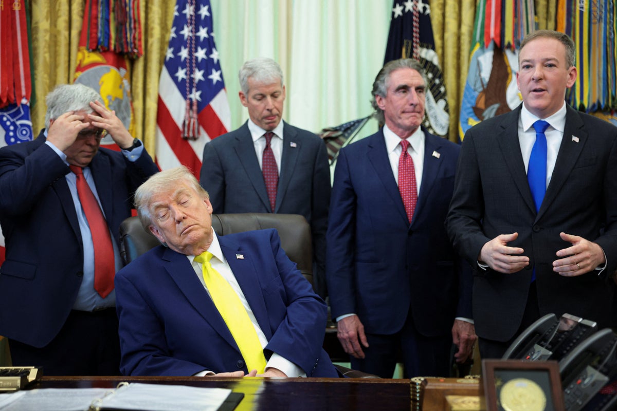 Democrats mock 'the Commander-in-Sleep' after Trump appears to nod off in latest White House appearance