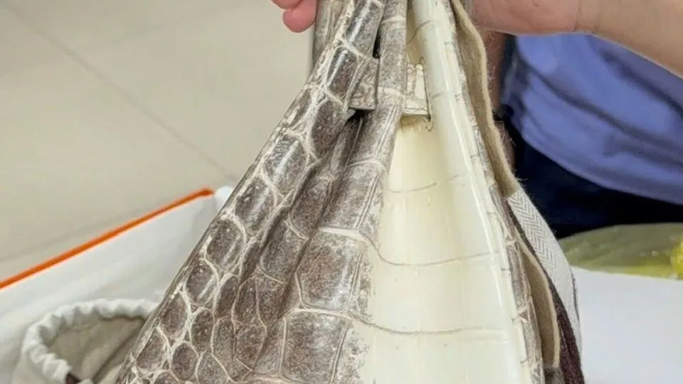 Two of Lan's Birkin bags were sold at auction for over half a million dollars. - Ho Chi Minh City Asset Auction Service Center