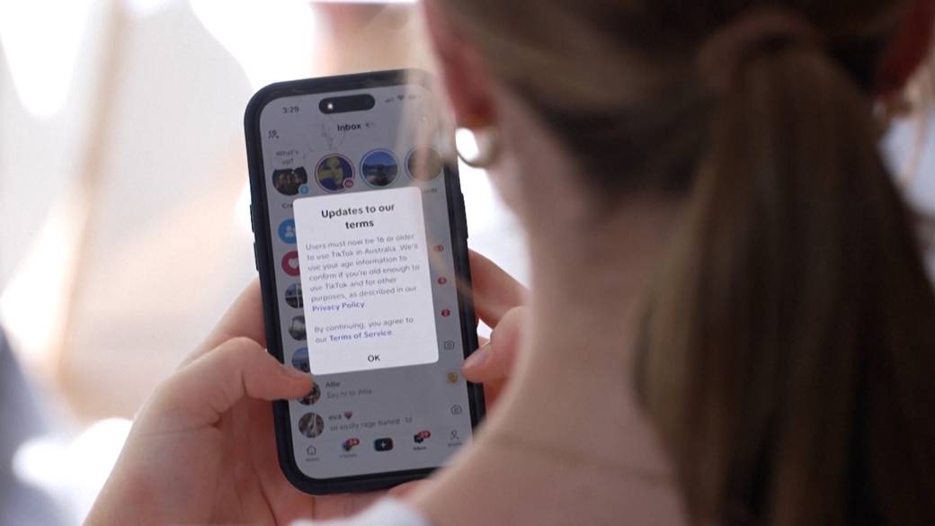 Click to play video: '“Why are they not trusting us?” Australia teens react to new social media ban'