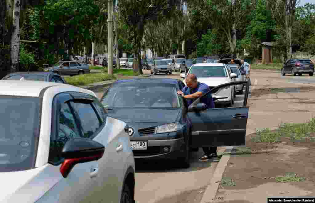 Cars queuing at a gas station in Donetsk on June 16.<br><br>Before the June 18 strikes on the Moscow refinery, Energy Intelligence, a US-based research organization, <a href="https://www.energyintel.com/0000019e-b282-df4c-a5df-b6de49990000" class="wsw__a"><strong>estimated around one-third</strong></a> of Russia’s oil refining capacity has been knocked out by Ukrainian drone strikes. Refining runs in the country are the lowest in 21 years, according to the industry publication.<br>