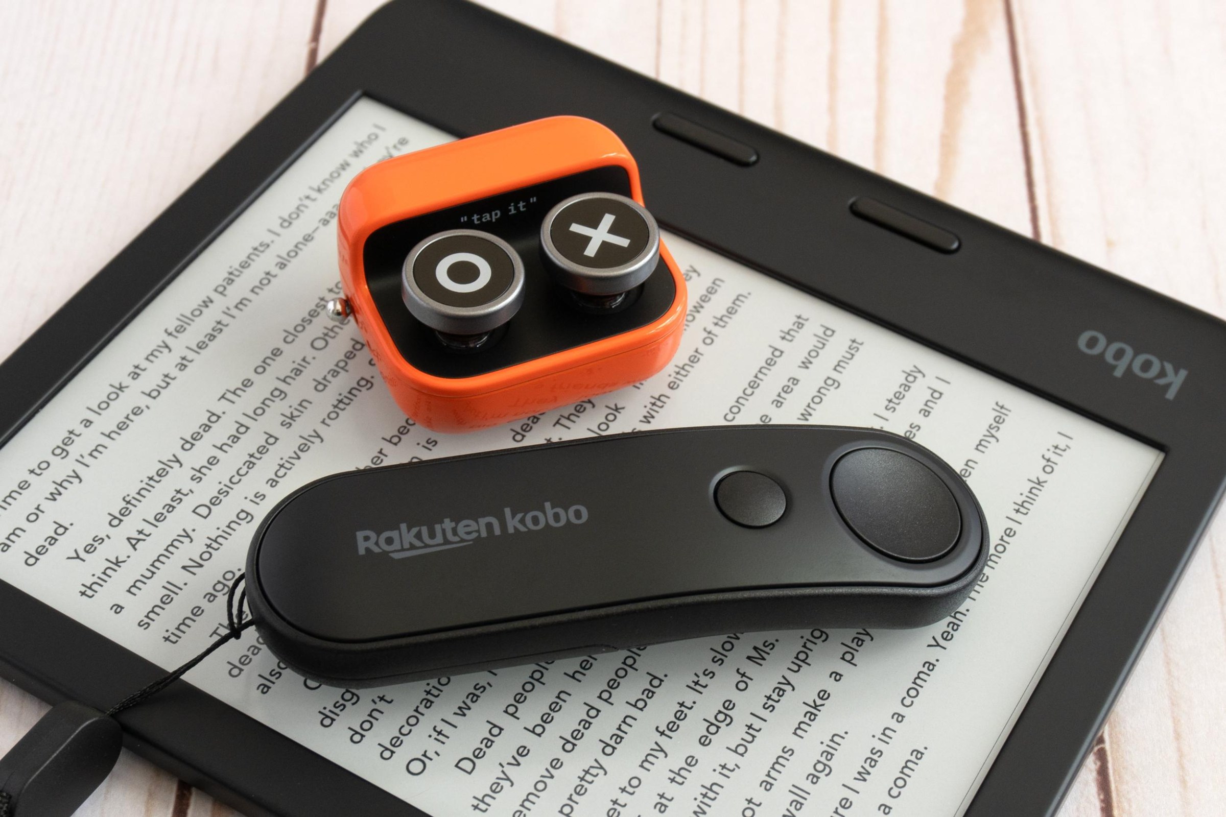 The Boox Tappy next to the Kobo Remote on a Kobo e-reader.