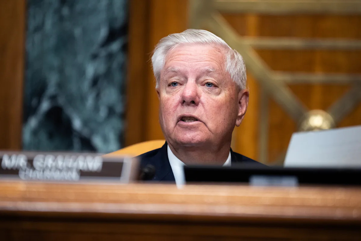 Lindsey Graham says Trump will seize the Strait of Hormuz 'by force' if Iran deal collapses