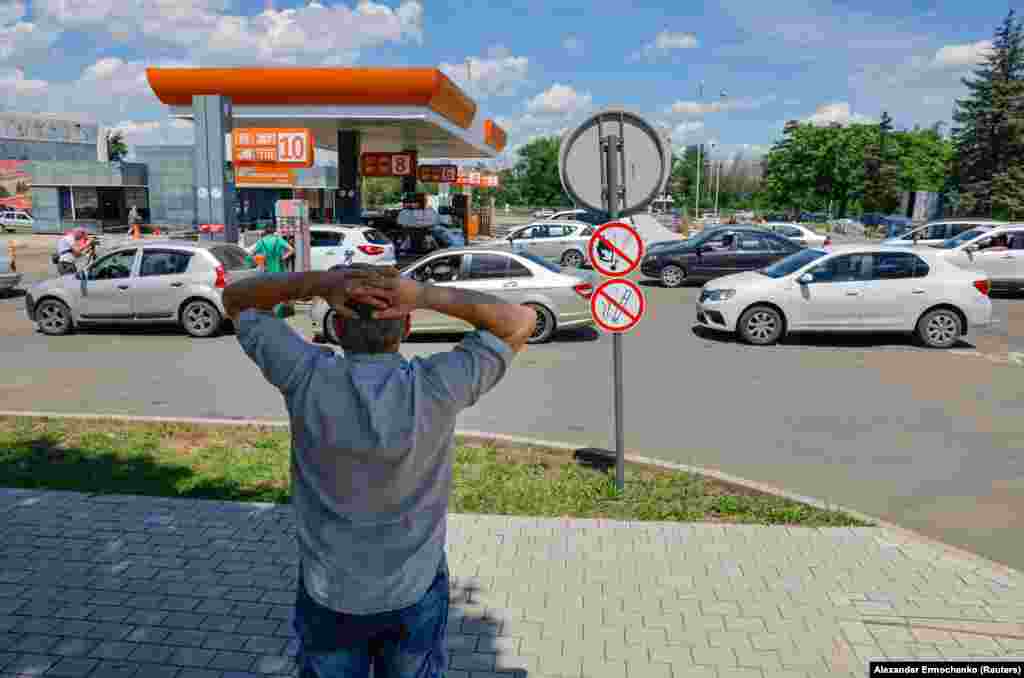 Motorists line up at a fuel station in Donetsk on June 16.<br><br>According to Russian <a href="https://t.me/thebell_io/37906" class="wsw__a"><strong>media reports</strong></a>, scores of regions across Russia and Russian-held territory have imposed limits on how much fuel can be purchased by civilians.