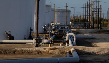 Oil Rises From Six-Week Low Amid Uncertainty Over US-Iran Deal