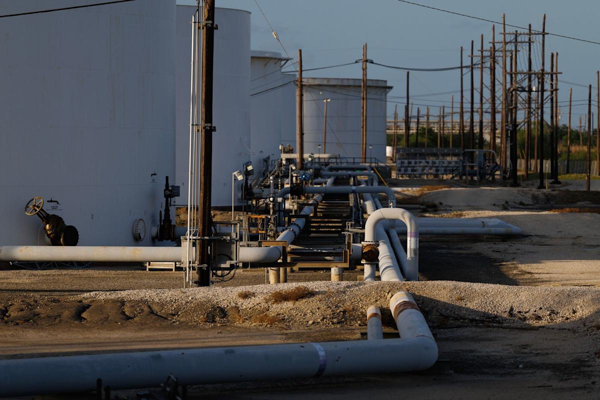 Oil Rises From Six-Week Low Amid Uncertainty Over US-Iran Deal