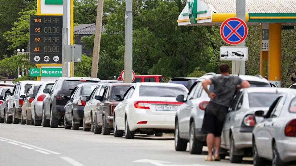 Cars queue for fuel at a gas station after the authorities restricted fuel sales amid a supply shortage following Ukrainian attacks on logistics routes in the course of Russia-Ukraine conflict, in Saki, Crimea June 1, 2026