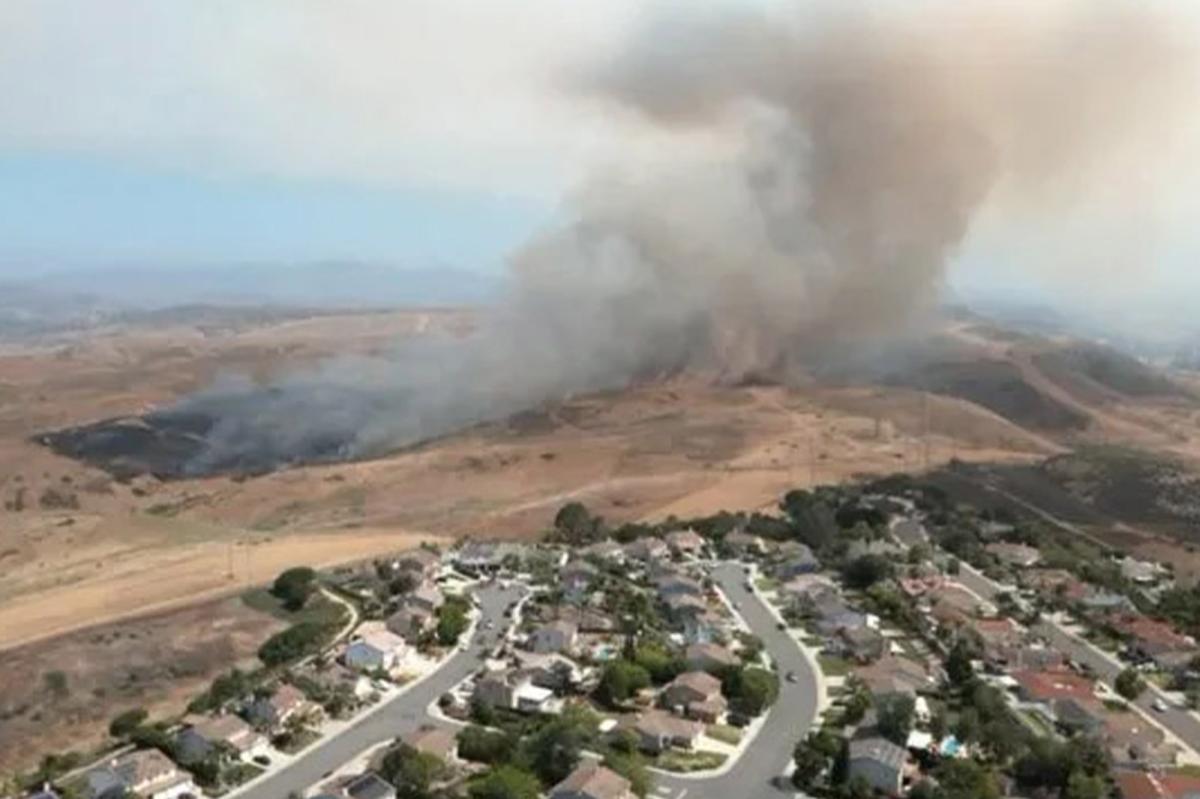 Camp Pendleton wildfire prompts home evacuations in Oceanside