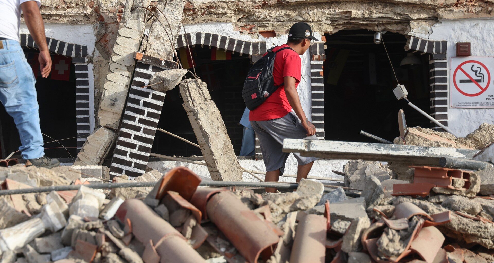 Venezuelans dig for earthquake survivors as 72-hour rescue window nears end | Earthquakes News
