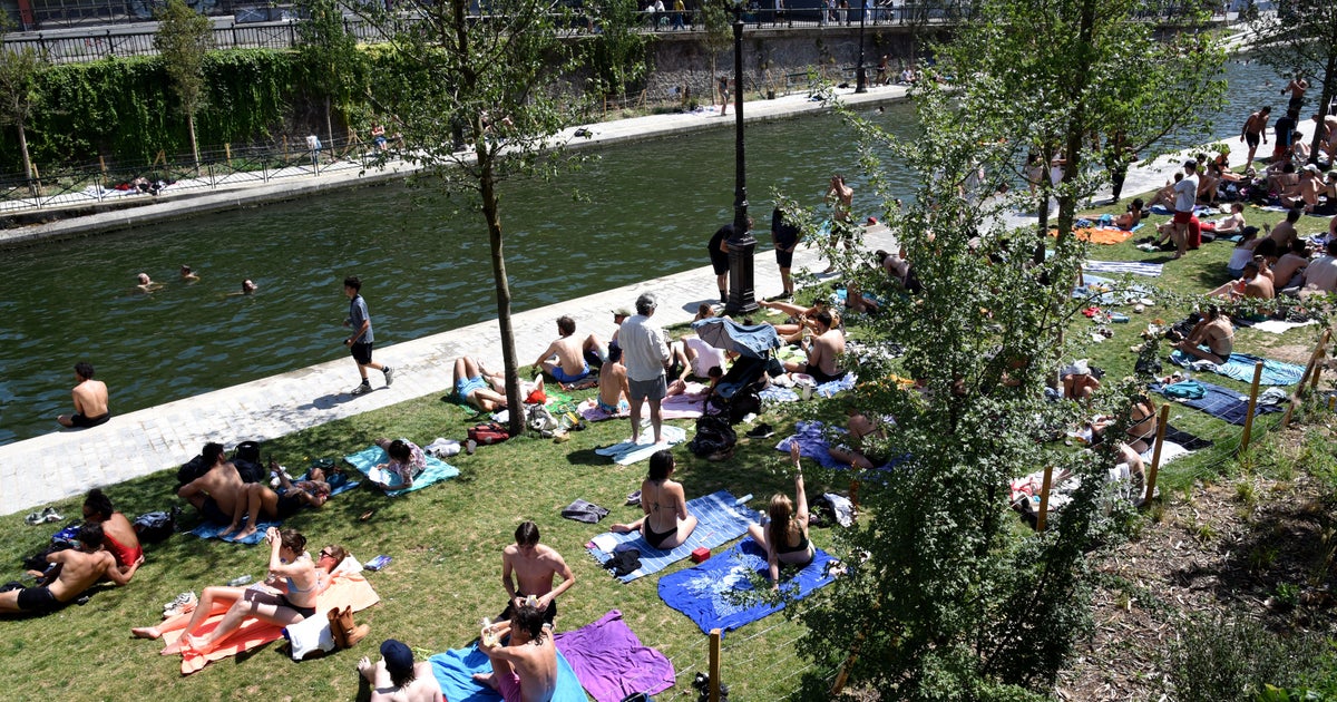 Swimming in the Canal Saint-Martin during a Heat Wave