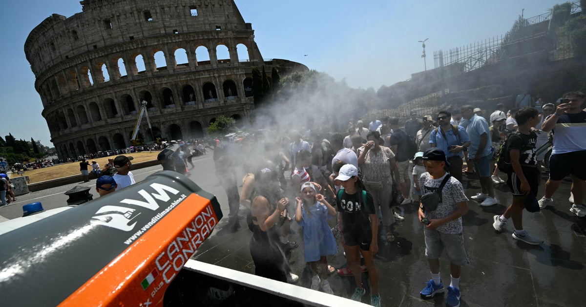 ITALY-TOURISM-HEATWAVE-MONUMENT