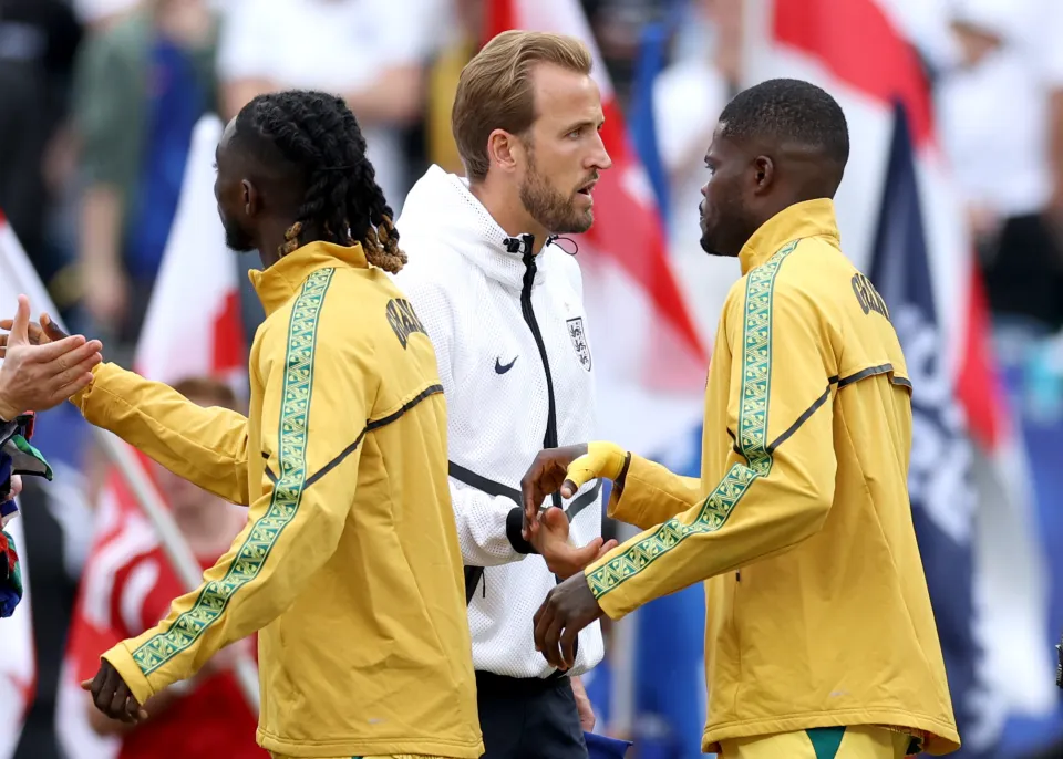 Harry Kane shaking hands with Thomas Partey