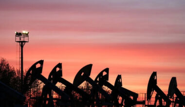 Oil falls as investors focus on potential Iran-US talks in Doha