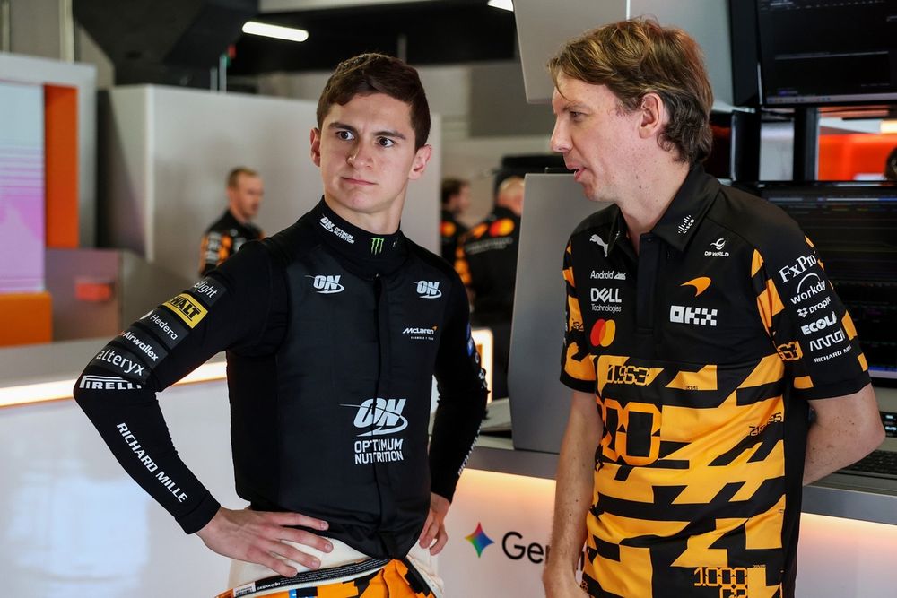 Fornaroli chews the fat with Norris' engineer Will Joseph, who looked after the Italian in FP1