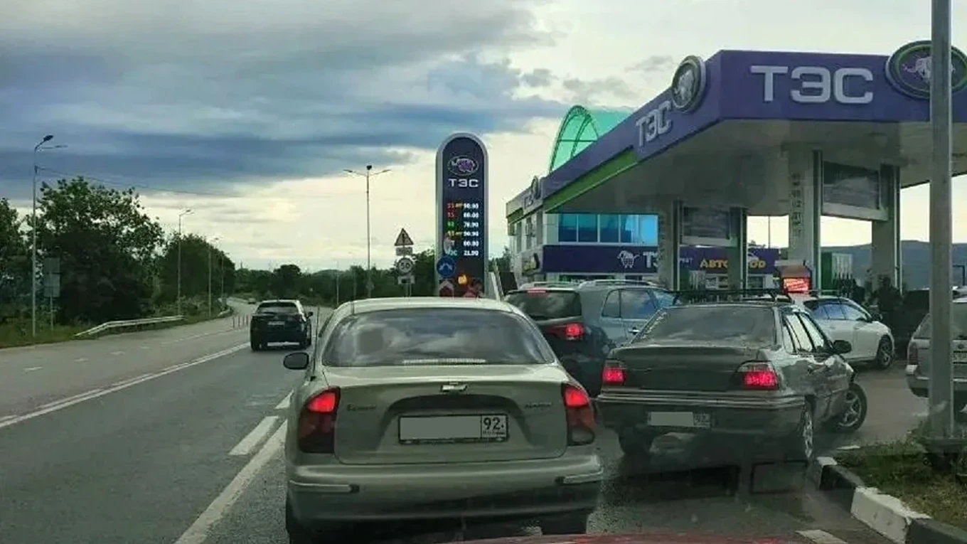 Cars wait in line at a gas station in Crimea. Social media