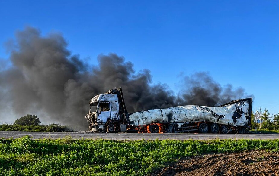 Illustrative picture. Destroyed Russian tanker on the road to Crimea. Source: Telegram, Petrenko