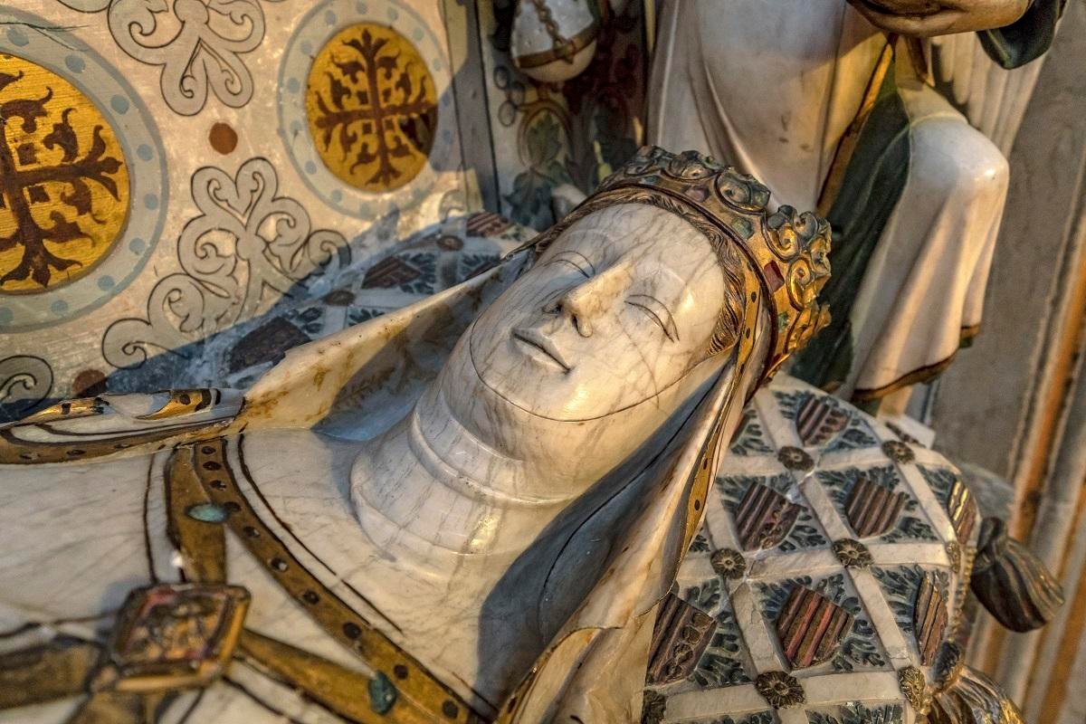 Archaeologists find Queen Elisenda&rsquo;s remains among 25 medieval skeletons, including individuals with unexplained stab wounds