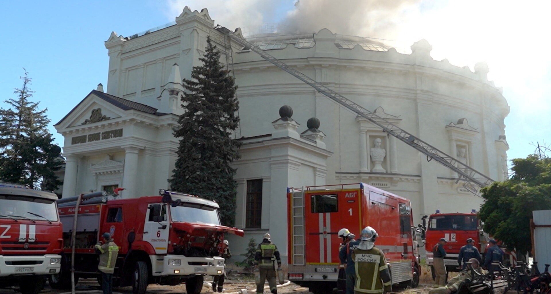 Ukraine strikes occupied Mariupol port, Russia’s key oil refineries | Russia-Ukraine war News