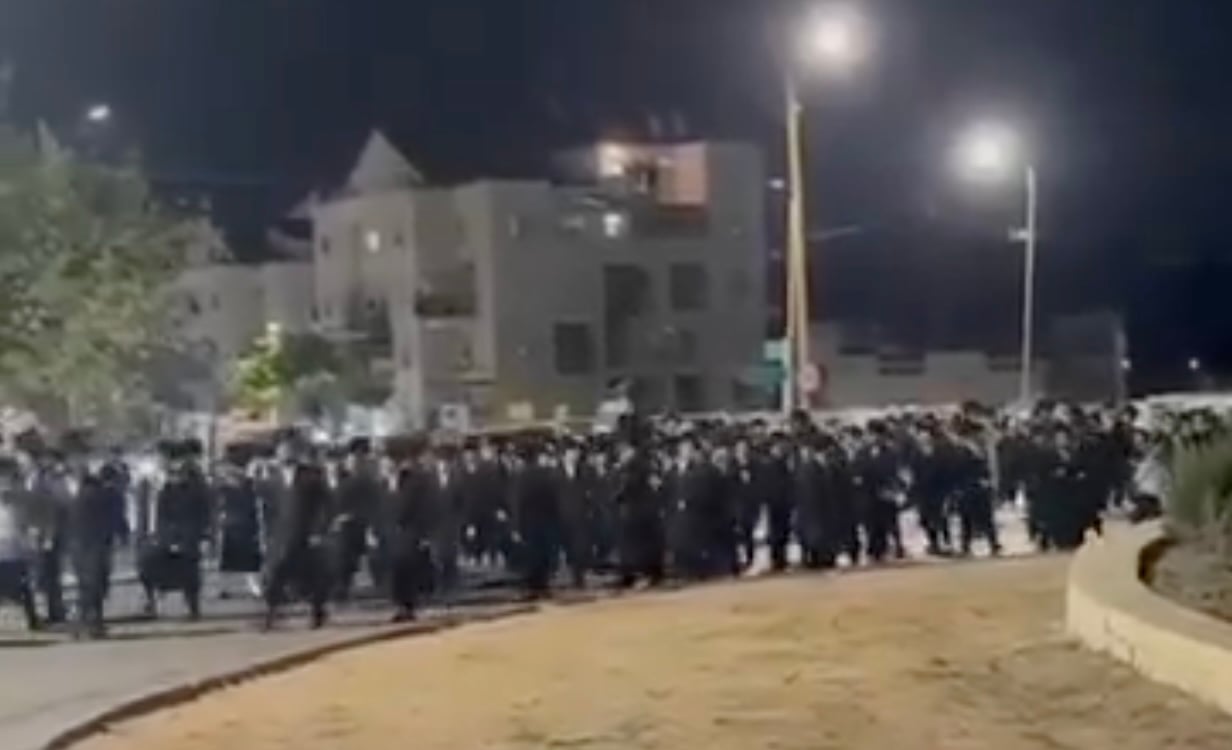 Hundreds of Haredi rioters try to break into Jerusalem police station, attack cops in Beit Shemesh