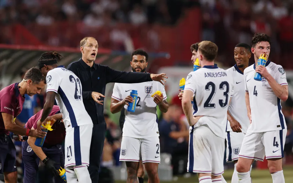Thomas Tuchel, Head Coach of England, speaks with his players as they take a drinks' break during the FIFA World Cup 2026 qualifier match between Serbia and England