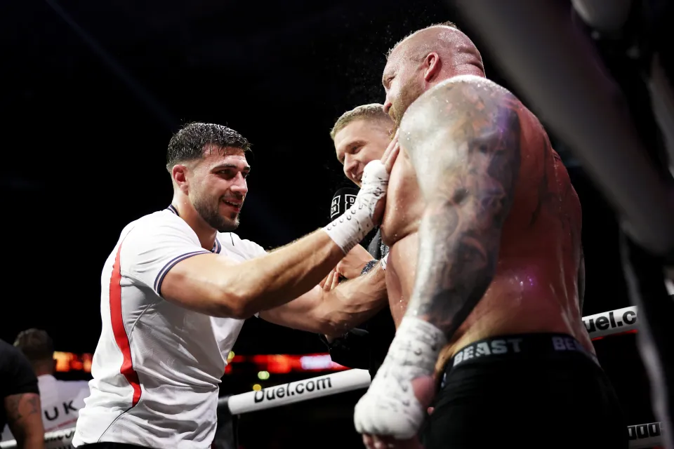 Tommy Fury beats Eddie Hall