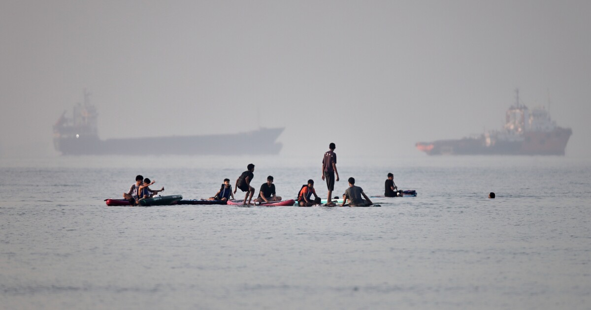 A new exchange of fire with Iran in the Gulf tests the fragile ceasefire
