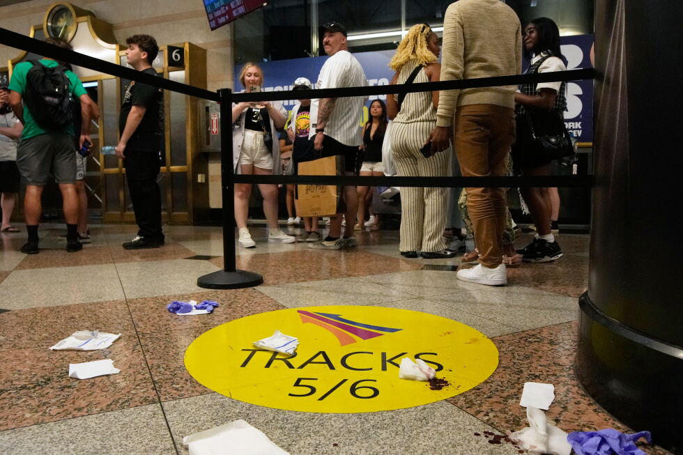 6 people hurt in stabbing at New York's Penn Station, authorities say