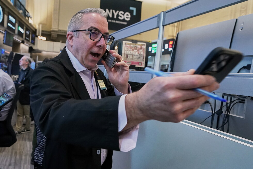 US stocks drift near their records after oil prices fall