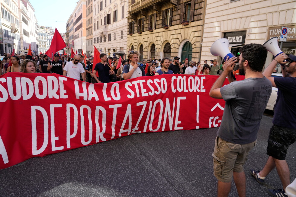 Pro- and anti-migration rallies draw thousands in Italian capital