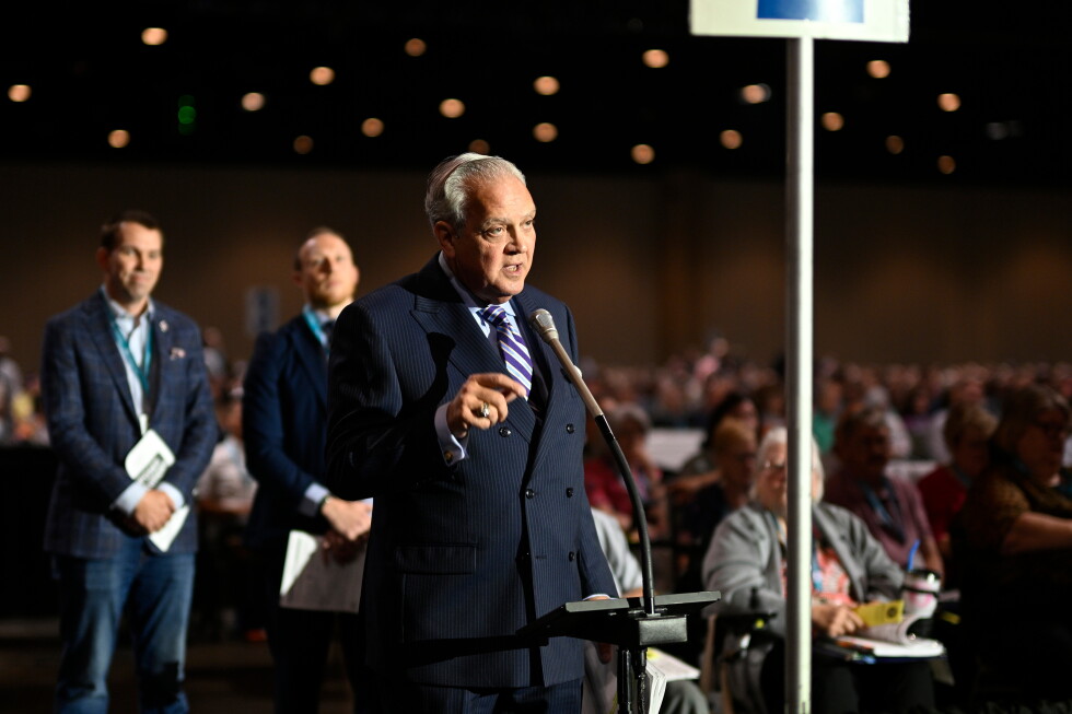 Southern Baptists advance formal ban on churches with women pastors