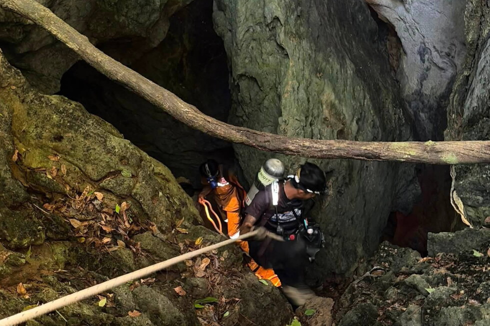 Laos rescue workers seek alternative route to 2 trapped in cave