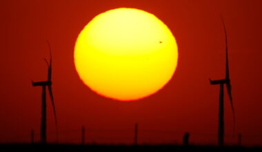 Pentagon foot-dragging blocks wind farms, lawsuit says