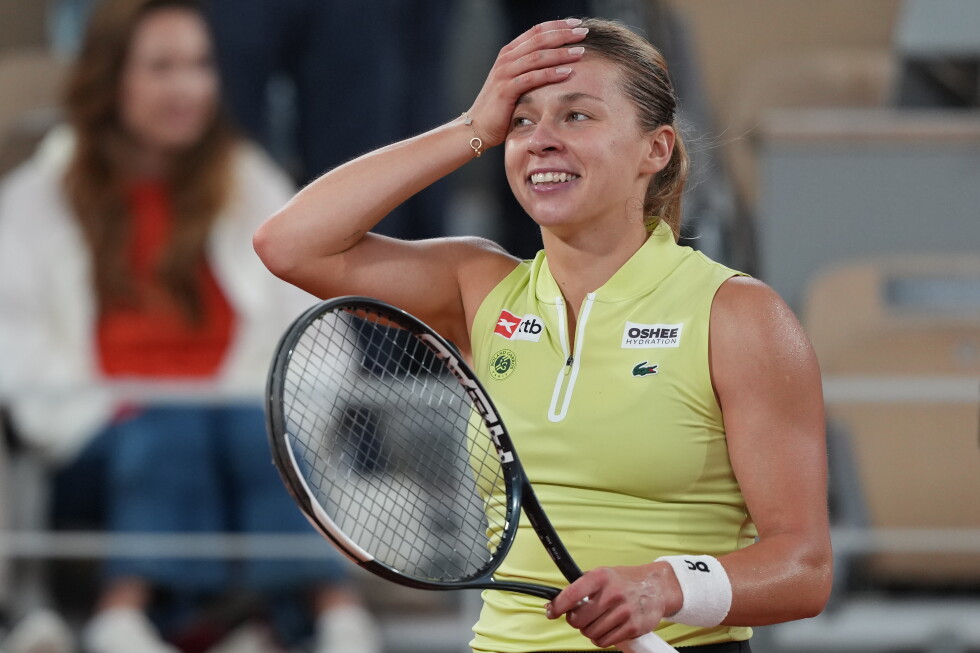 Polish qualifier Chwalinska reaches French Open final against teenager Andreeva